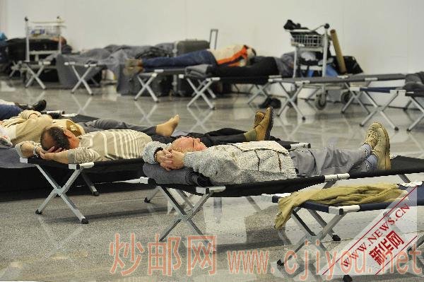 4月16日,因航班取消而滞留的旅客在比利时首都布鲁塞尔国际机场休息。新华社记者武巍摄 4月16日,因航班取消而滞留的旅客在比利时首都布鲁塞尔国际机场休息。新华社记者武巍摄