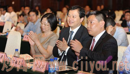 丁祖昱到场发布《2011中国房地产品牌价值测评研究报告》 丁祖昱到场发布《2011中国房地产品牌价值测评研究报告》