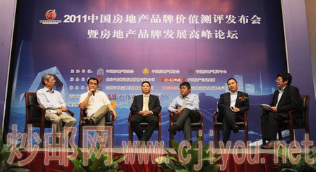 企业老总上台共话房地产品牌价值 企业老总上台共话房地产品牌价值