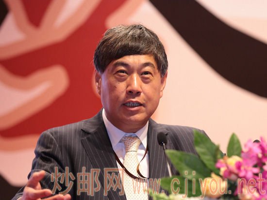 由中欧国际工商学院和《财经》杂志共同主办的“2012第六届中国银行家高峰论坛”于2012年9月10日在中欧国际工商学院北京校园举行。图为《财经》杂志总编辑王波明致辞。(来源:新浪财经)
