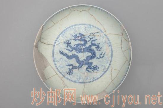 正德朝御窑青花八思巴文款海水云龙纹盘(景德镇御窑遗址出土、景德镇御窑博物馆藏)