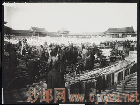 1933年3月28日 第三批古物南迁前文物箱装车情况