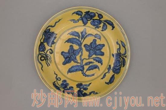 弘治朝御窑黄地青花折枝花果纹盘(故宫博物院藏)