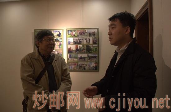 参展艺术家王贵胜与参展艺术家廖正定交流