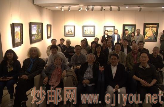 嘉宾与参展艺术家合影留念