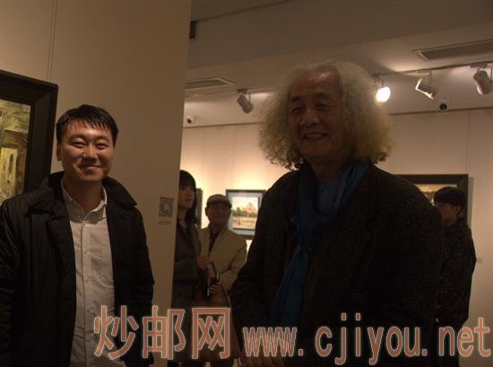 中国美术家协会《美术》杂志前主编王仲先生与参展艺术家廖正定交流
