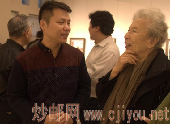 嘉宾赵友萍先生与参展艺术家黄远鹏交流
