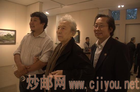 赵友萍先生与参展艺术家苏荣和、秦烨先生观看画展
