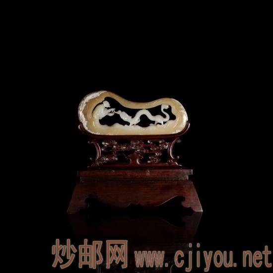 02301万德旭 和田玉籽料降龙罗汉摆件
规格:18×7.5×1.4cm
重量:282g
白度:羊脂
脂份:极高
密度:极好
款识:卓、誉
起拍价:RMB200000-250000