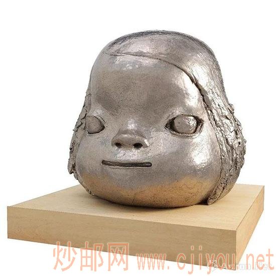 奈良美智(日本,1959年生) 《Otafuku No。 2 (Moon-Faced Woman No.2)》 陶瓷 白金釉雕塑 118 x 127 x 125 cm 2010年作 估价:港元 4,000,000 - 5,000,000