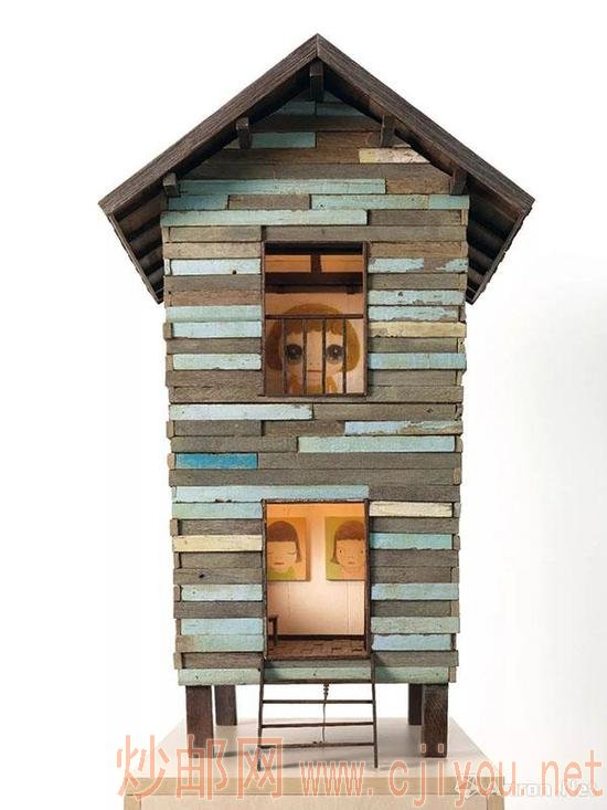 奈良美智(日本,1959年生) 《Our Thai House Mini》 综合媒材 (木屋及四件画作)木屋:88 x 54 x 62.5 cm。 2007年作 估价:港元 4,000,000 - 6,000,000