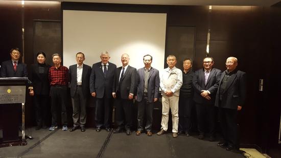图2:克利福德·米什勒先生、经理人大卫·卡尔哈珀、爱秀集团·冠军拍卖公司总裁周迈可先生,与克劳斯中国评委合影留念。