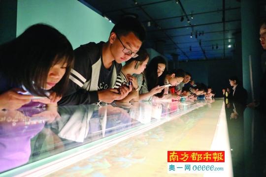 观众近距离欣赏《千里江山图》。