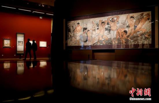 1月25日,中国美术馆举行新年展,“民族与时代——徐悲鸿主题创作大展”“花开盛世——中国美术馆藏花鸟画精品展”“笔墨当随时代——弘扬新金陵画派精神江苏美术采风展”同时开幕。中新社记者 杜洋 摄