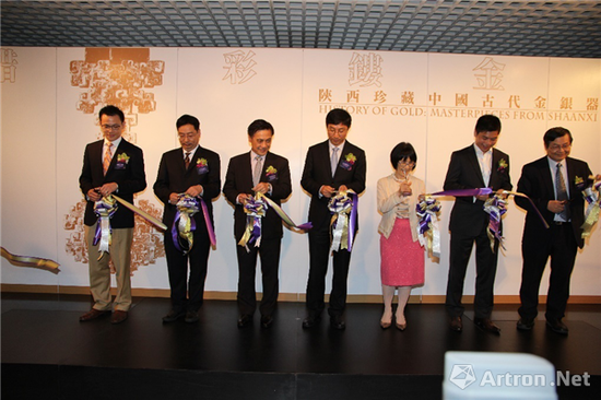 陕西省文物局副局长罗文利开幕为《错彩镂金:陕西珍藏中国古代金银器》展览剪彩,香港中文大学文物馆