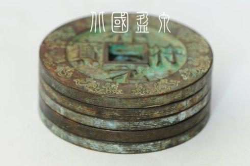 图9、直径72毫米左右的阴刻花纹大钱外缘上的后期加工痕迹(全幅)