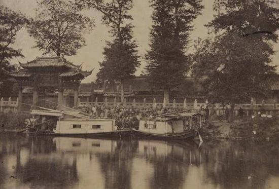 1870年代,西方摄影师拍摄的《靠岸》,记录了当年船只停靠孔庙前汇龙潭边,人们迎接客人的情景。