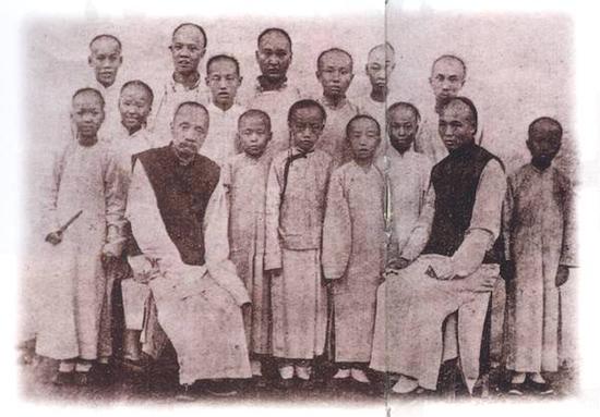1899年,黄世荣创办的英文书塾师生合影,是第一张以嘉定人为主题的摄影作品。