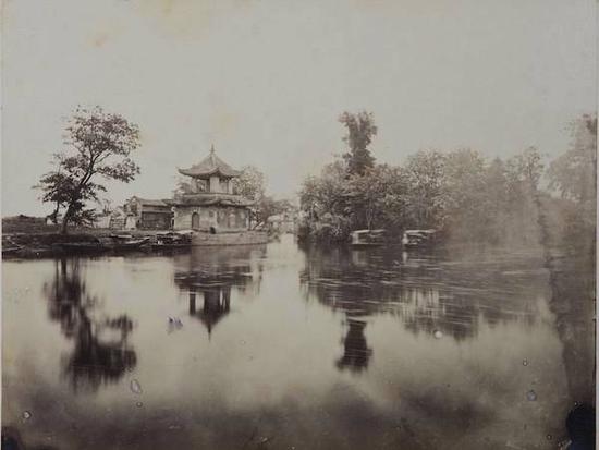 1870年代,西方摄影师拍摄的《嘉定魁星阁》,记录了当年嘉定孔庙前汇龙潭、应奎山与魁星阁的景象。