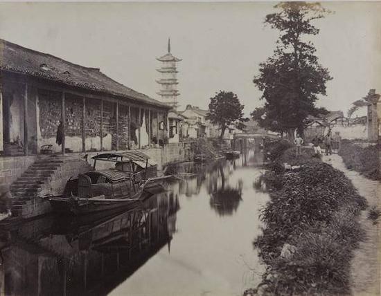 1870年,西方摄影师拍摄的《嘉定法华塔》,记录了当年嘉定城中横沥河两岸风光。