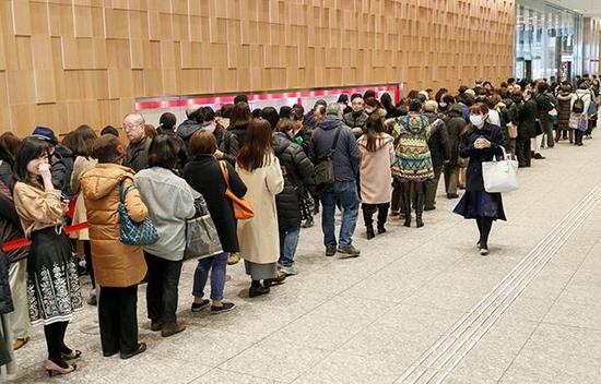 羽生结弦夺金纪念邮票发售,粉丝蜂拥而至排队。东方IC 图
