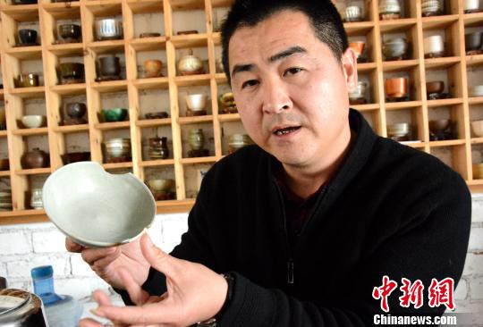 克拉克瓷体验馆老板黄涛介绍克拉克瓷文化。 张金川 摄