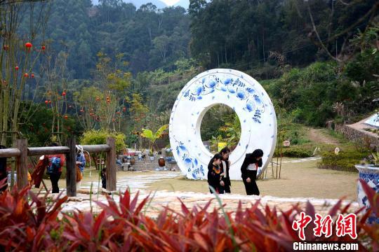 在海丝之源克拉克瓷南胜窑遗址公园内,游客走在由青花瓷铺设的漫步道上。 张金川 摄