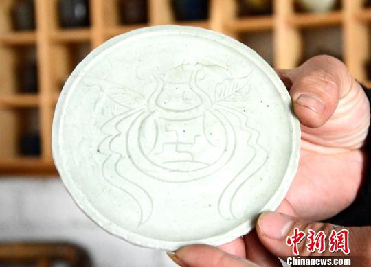 黄涛展示古瓷器。 张金川 摄