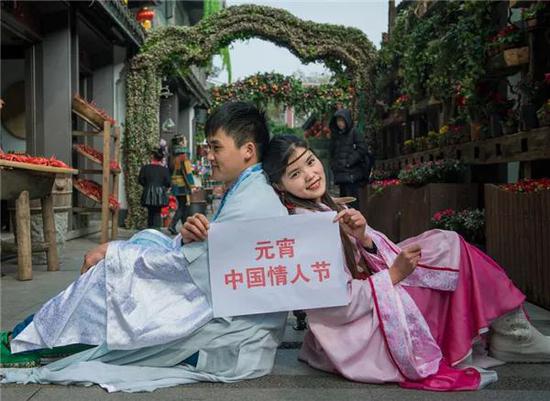 去年杭州宋城青年男女庆元宵的新闻图片