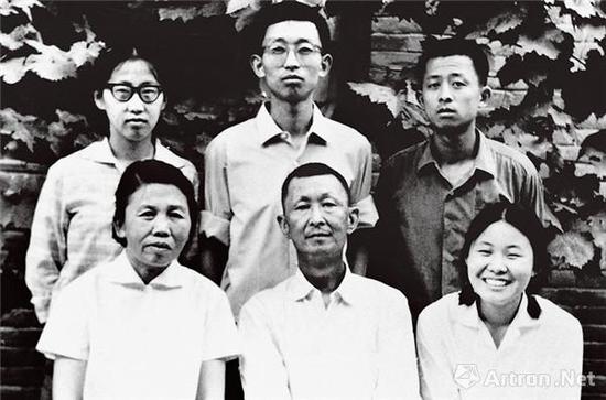 1972年,接受化疗的董希文与家人在大雅宝院中合影