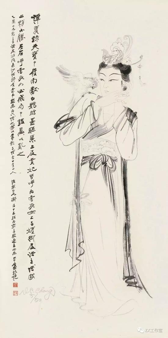 张大千,贵妃戏鹦鹉,丝网版,69.5cm×34.5cm 钤印款识:《谭宾录》天宝中岭南献白鹦鹉甚聪慧,上及贵妃皆呼为雪衣女。上每与嫔御及诸王博戏,上稍不胜,左右呼雪衣女,必飞局中鼓翼以乱之。乙酉(1945年)上元前三日,诸友好同集沙河邨居,索予作画,为六博之戏以夺彩,与博者中有一人,治武仁兄掷得十五点为最多数,遂得此画。大千居士题记。钤印:张爰、爰居士