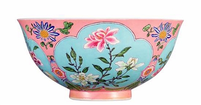 清康熙粉红地珐琅彩开光花卉碗。(资料图片)