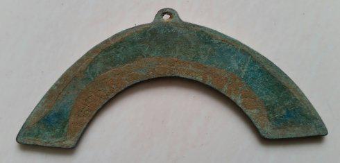 上图花叶纹饰铜璜,重17、5克