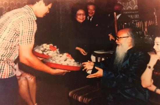徐敏琦(左)为张大千做寿桃