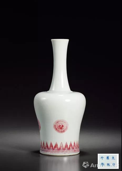 清康熙 青花釉里红团花纹摇铃尊 高23cm 成交价: 10,580,000 RMB