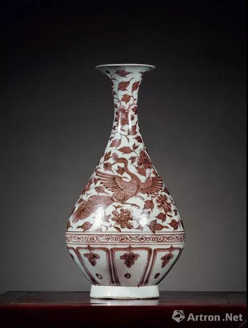 元 釉里红孔雀缠枝牡丹纹玉壶春瓶 高29.3cm 成交价: 3,852,500 RMB
