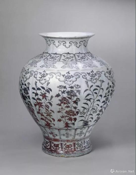 明洪武 釉里红四季花卉纹石榴尊,高53cm,口径26.5cm,足径23.2cm。现藏故宫博物院