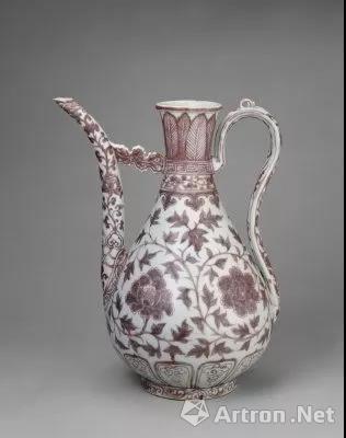 明洪武 釉里红缠枝牡丹纹执壶,高32cm,口径7.3cm,足径11cm。现藏故宫博物院