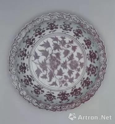 明洪武 釉里红折枝牡丹纹花口盘,高8.6cm,口径45cm,足径22.1cm。现藏故宫博物院