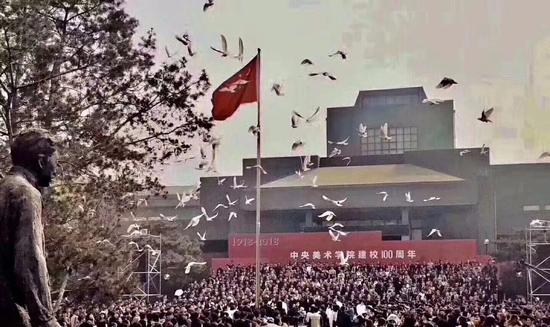 100只和平鸽被放飞