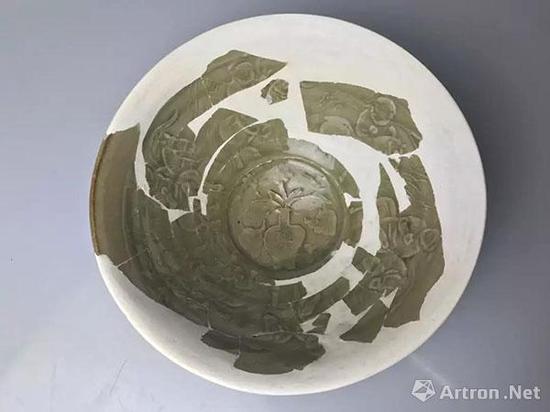 北宋 鲁山段店窑“走马观花”青釉印花碗 郑州中原古陶瓷标本博物馆藏