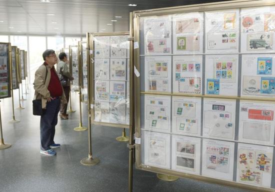 图说:市民参观展品。