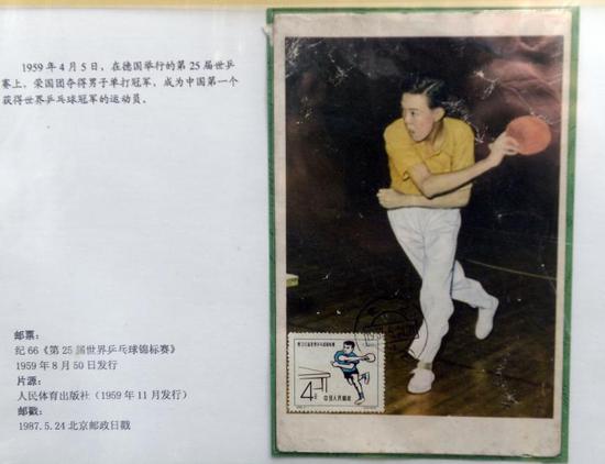 图说:市民用手机拍摄珍贵的邮票展品。