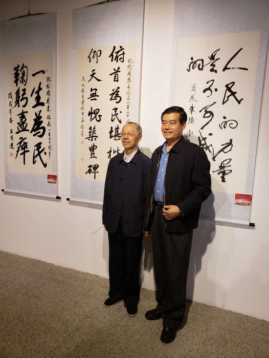 原海军副政治委员王登平中将与原北京军区政治部副主任马誉炜少将在其作品前留影