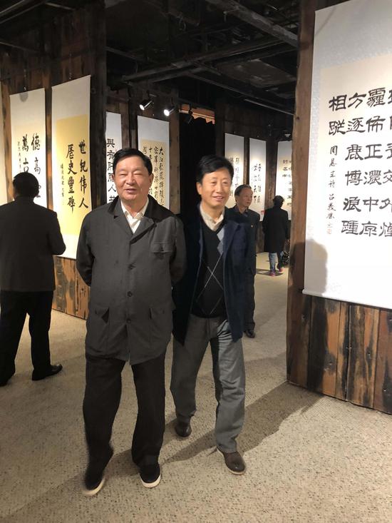 原总政治部副主任唐天标上将在红星阁将军书画院秘书长徐波大校陪同下参观展览