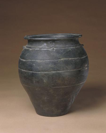 黑陶双系罐,新石器时代龙山文化,高26.0cm,口径19.5cm,底径10.5cm。