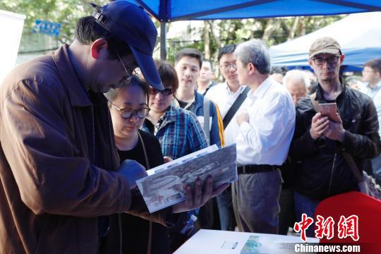邮迷正在观看《红楼梦系列画稿册》。 殷立勤 摄