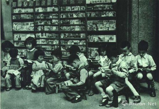 1951年上海连环画出版业联合书店便利店前儿童(《人民画报》)