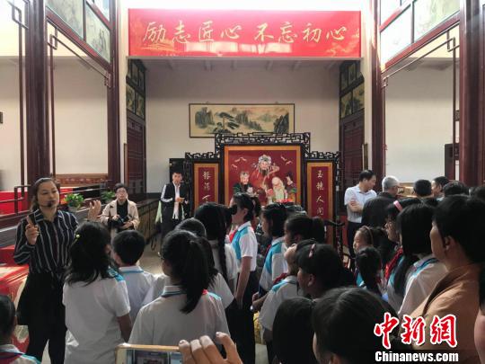 平遥推光漆器在唐代即负盛名,是“中国四大名漆器”之一,被誉为晋商故里平遥的“三绝”之一。 胡健 摄