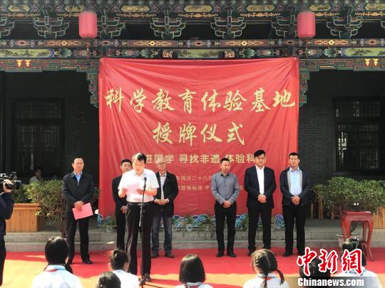 中国推光漆器博物馆和平遥古城奇幻宫被授予“科学教育体验基地”。 胡健 摄